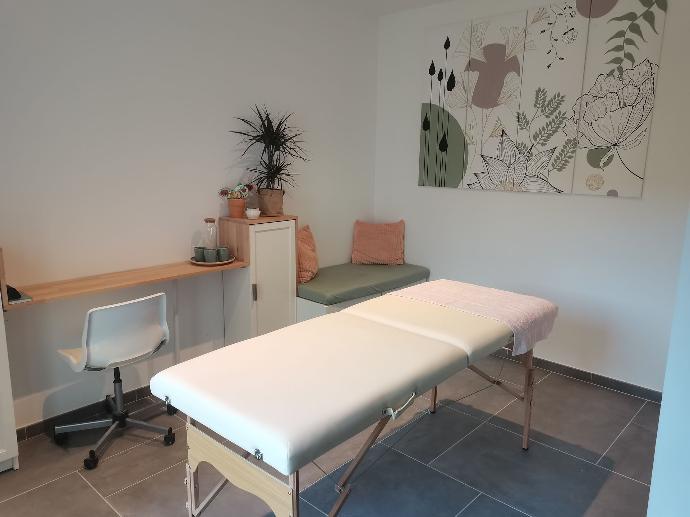 salle de consultation avec table de massage